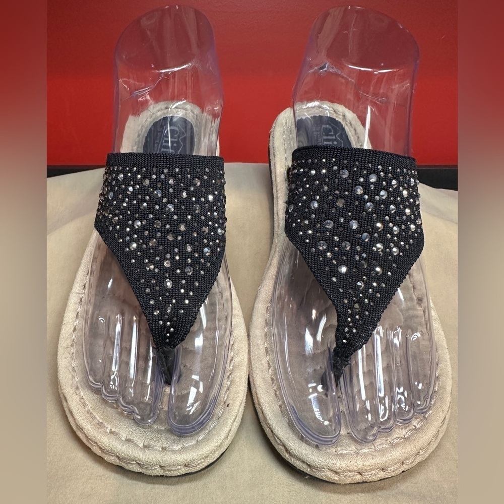 Cliffs by White Mountain Black Thong Sandals with Embellishment Women’s Sz 6.5-7